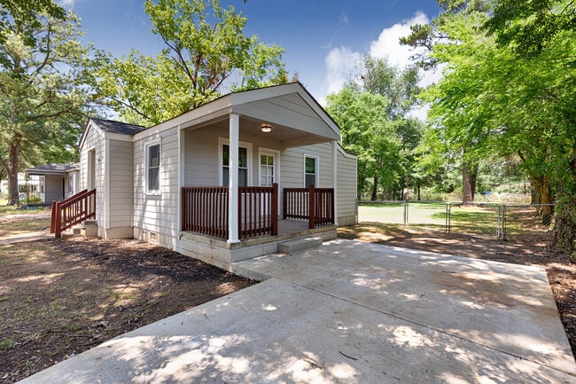 Photo - 914 Linwood Dr NW