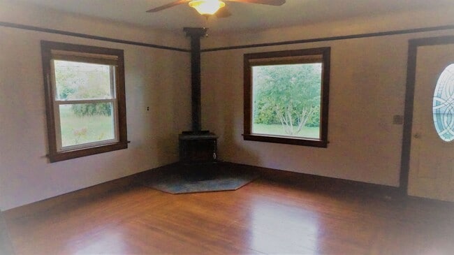 Photo - Country living yet close to city for all the conveniences