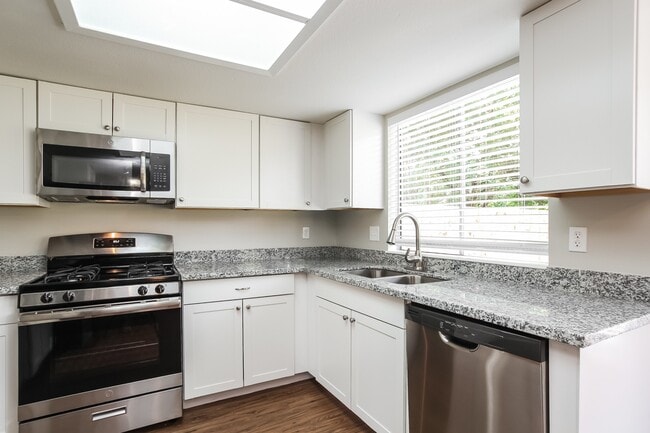Building Photo - 18711 Droitwich Dr Rental