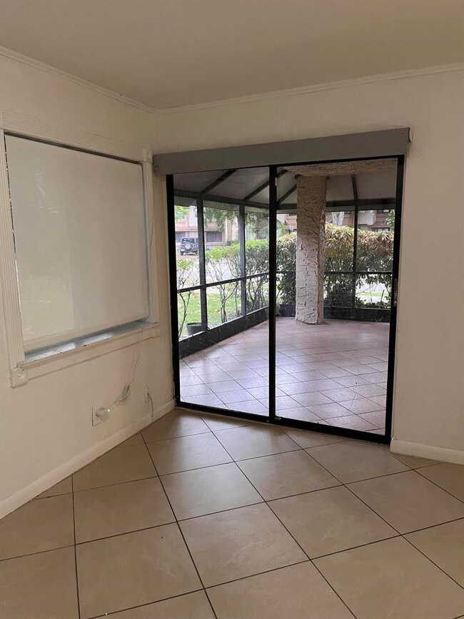 Photo - 208 Wimbledon Lake Dr