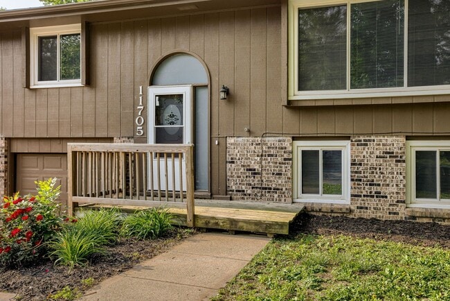 Photo - Spacious Split Entry with 2-Car Garage & Finished Basement!!