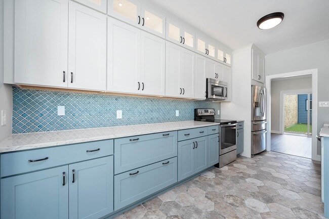 Building Photo - 2470 Country Club Dr