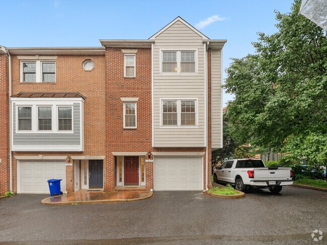 Building Photo - "Spacious 3-Bedroom Townhouse Retreat with...