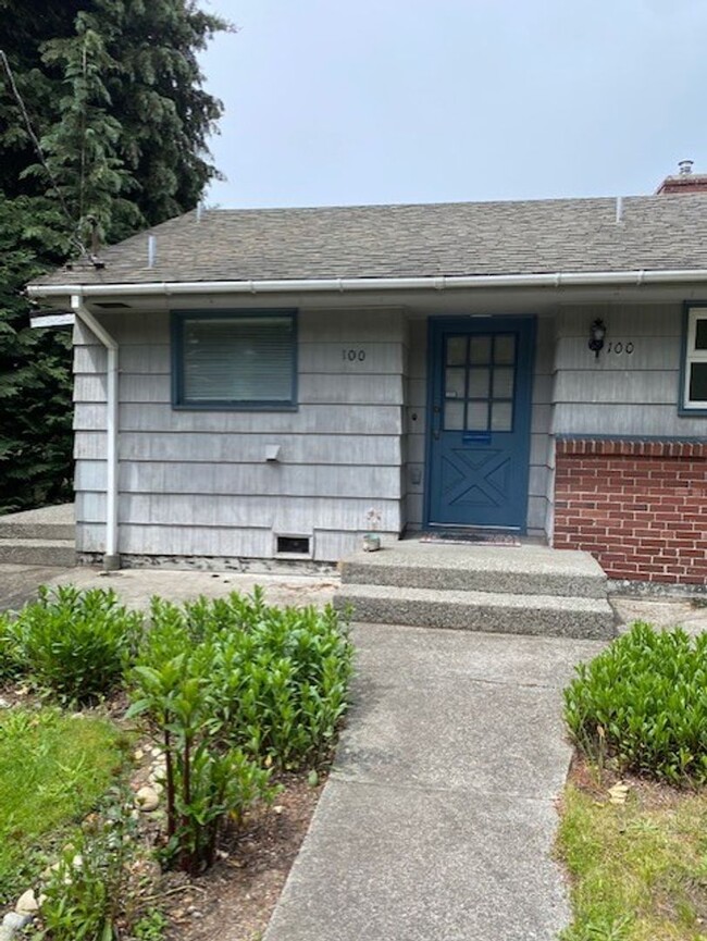 Cute home on a quiet street. Pets are welc... - Cute home on a quiet street. Pets are welc...