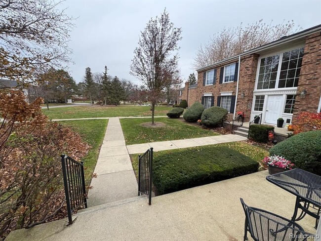 Photo - 587 E Fox Hills Dr