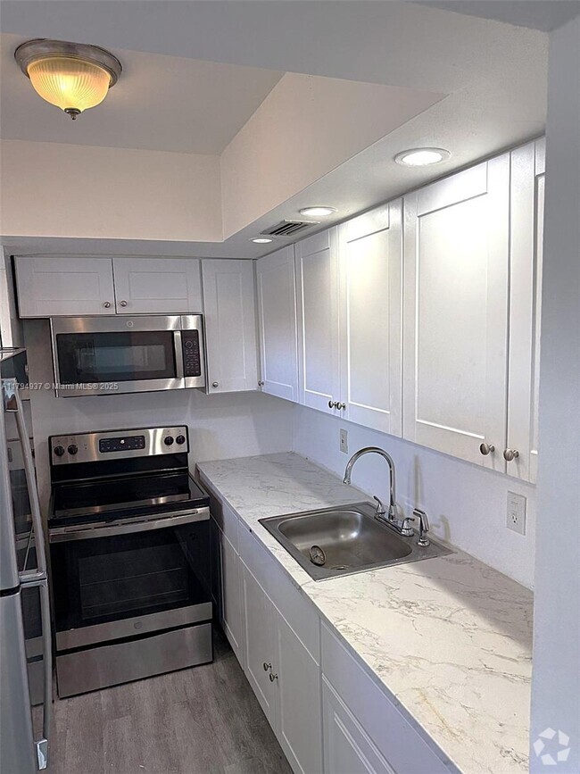Building Photo - 2940 NE 203rd St Unit C101 Rental