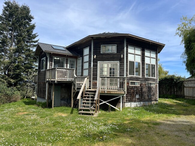 Building Photo - 3747 Trinity St Unit 3747 Trinity [PRM: Henry]