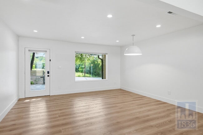Photo - 2703 Burleson Rd