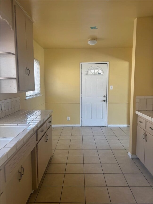 Building Photo - 605 W D St Unit A