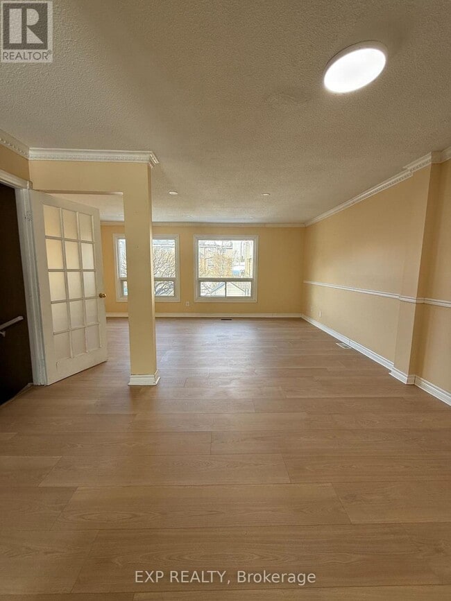 Photo - 2050 Upper Middle Rd