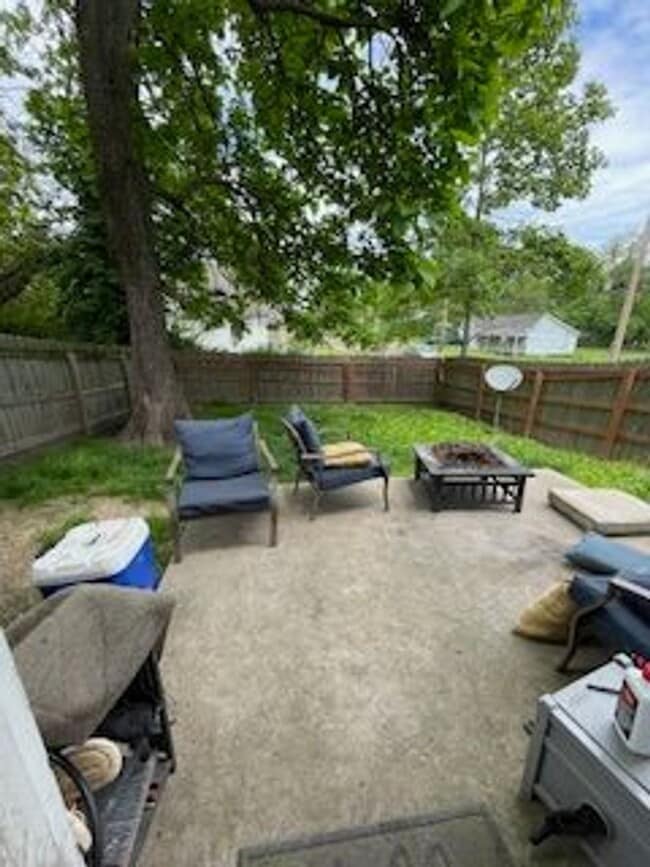 Building Photo - Oak St Duplex Unit 105 Oak St Rental