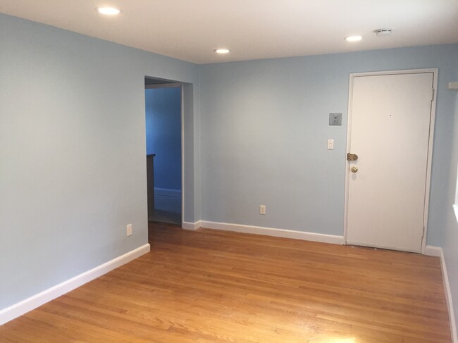 Living room with dining room combo - 51 Newman Rd Unidad 3 Rental