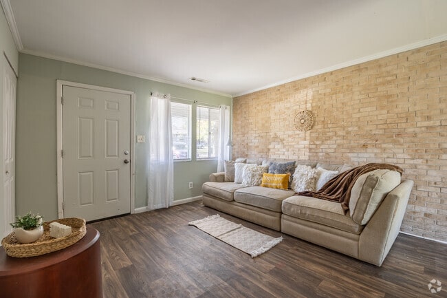 2BR, 1BA - 900SF