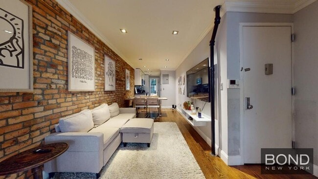 Building Photo - 334 E 6th St Unit 3 Rental