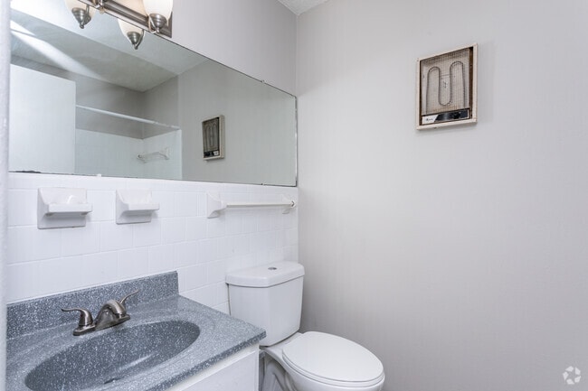 2BR, 1BA - 900 SF