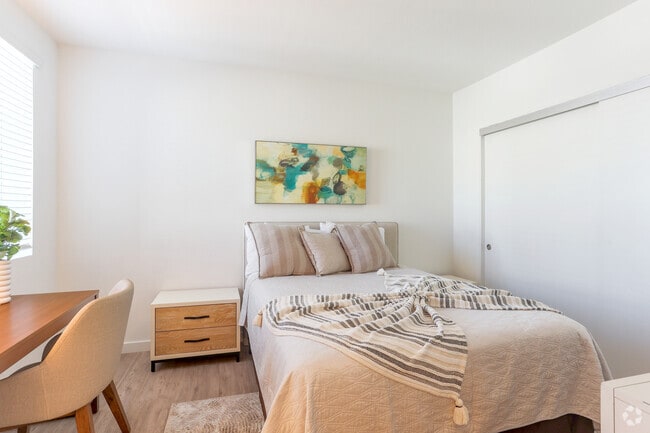 2BR, 1BA - 688SF - Bedroom