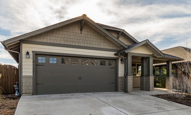 Building Photo - 4 Bedroom Home: Fenced Backyard & Great Location!