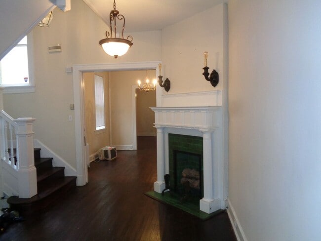 Photo - 3403 Bank St