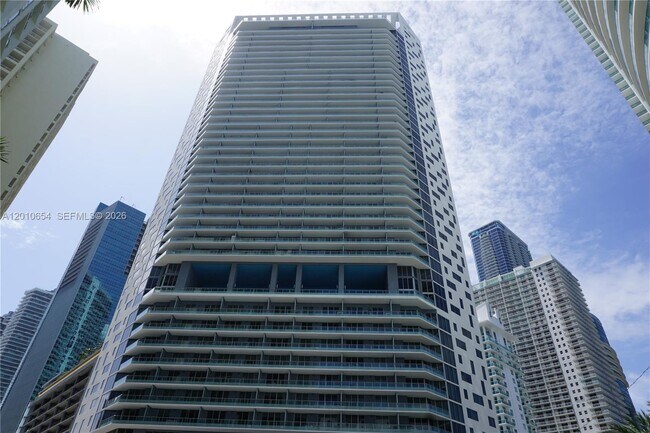 Building Photo - 1300 Brickell Bay Dr Unit 1904
