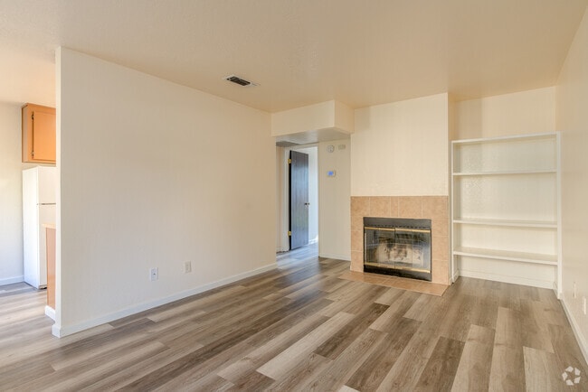 1BR, 1BA - 700 SF - Living Room - Oak Terrace Apartments