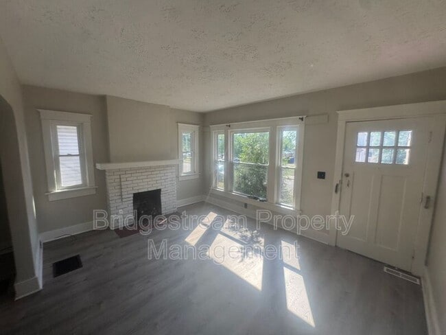 Building Photo - 823 Princeton Dr Rental