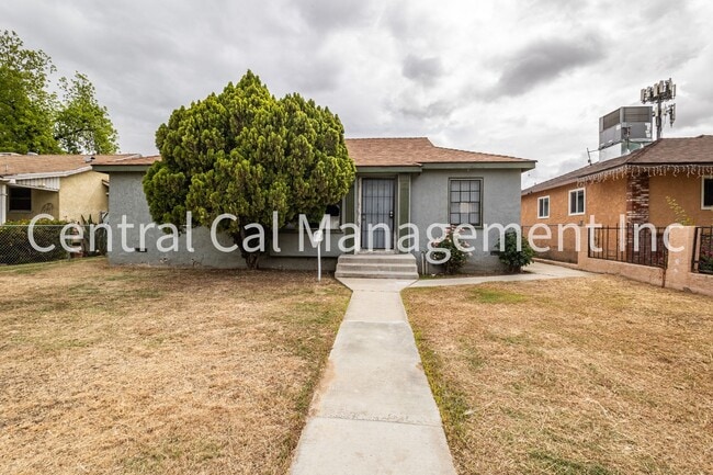 Building Photo - 4 Bedroom/2 Bath Home in Central Bakersfield - $2095 Per Month!