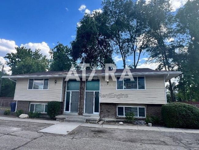 Photo - 5875 Highland Dr