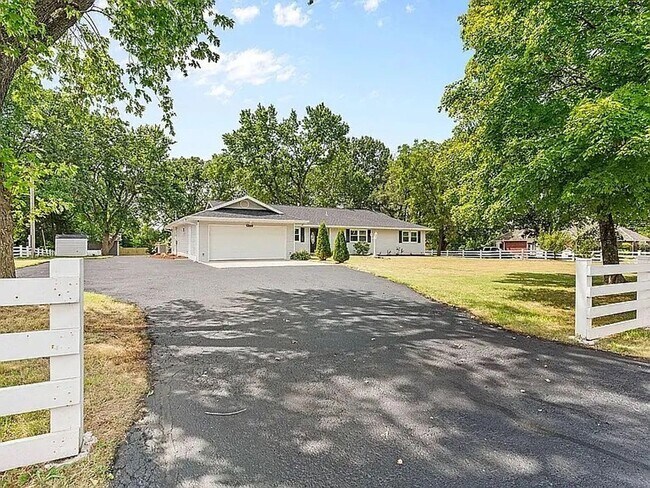 Building Photo - Your Dream Home Just Hit the Market – Don’t Miss Out!