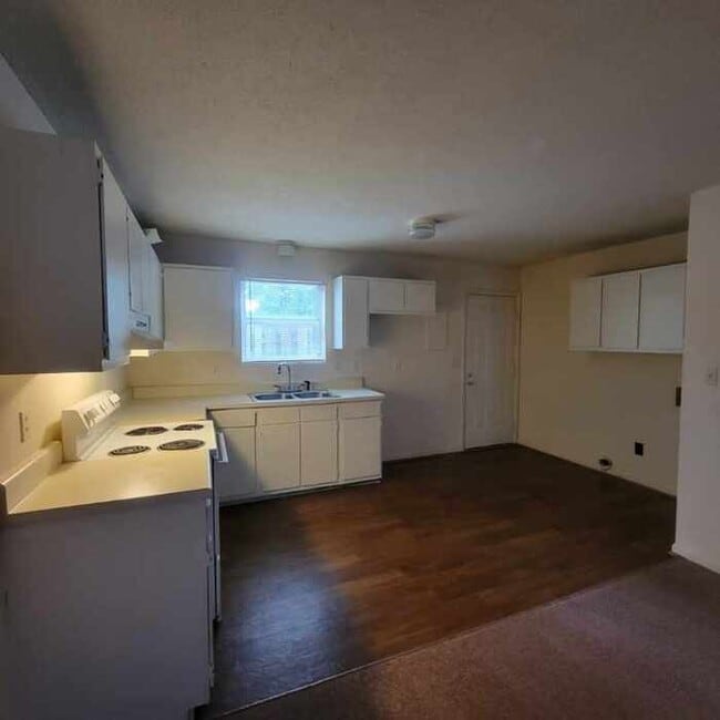 Photo - 408 Memorial Park Dr