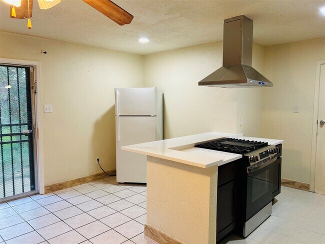 Building Photo - 7619 Vernwood St