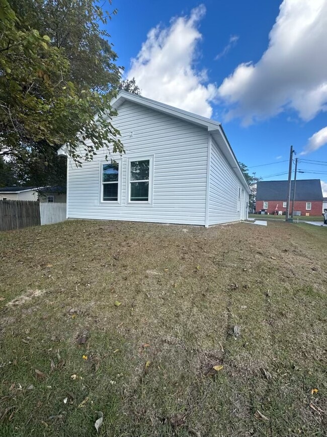 Photo - 405 Apple Ln