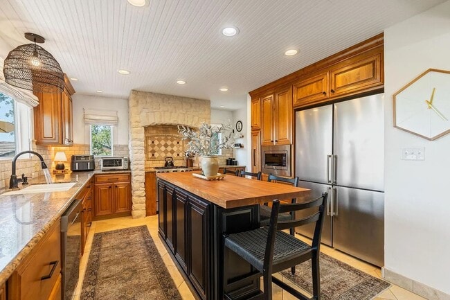 Building Photo - Luxury 5 Bedroom Home with Panoramic Views...