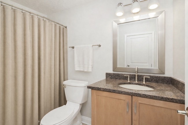 Building Photo - 10 E Ontario St Unit 07