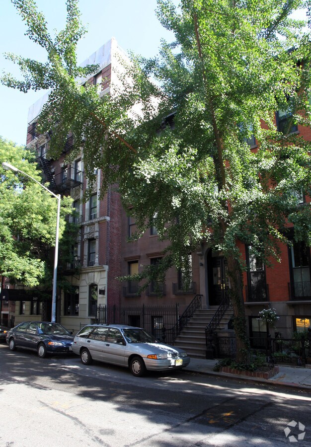 Photo - 321 E 18th St