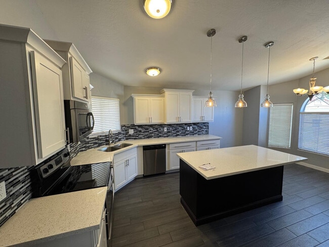 Photo - 24 S Willow Creek St