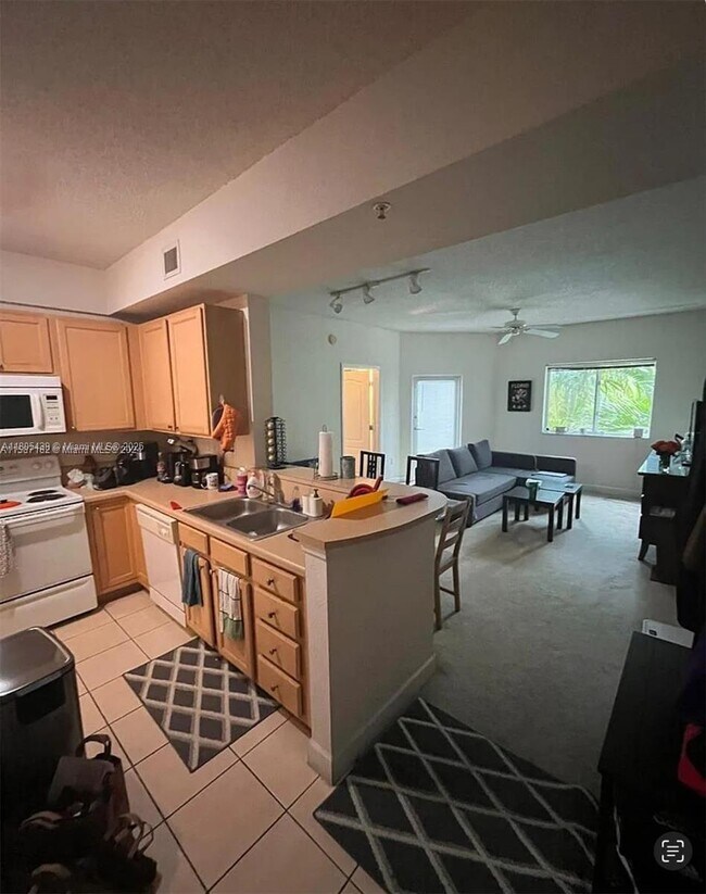 Building Photo - 6001 SW 70th St Unit 330 Rental