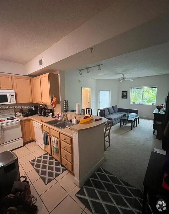 Building Photo - 6001 SW 70th St Unit 330 Rental