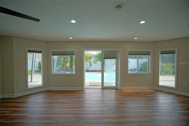 Photo - 7325 10th St N