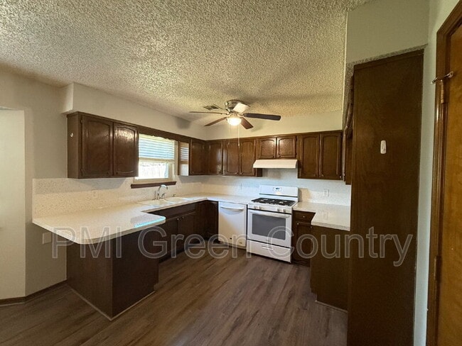 Photo - 4708 S Maple Ave