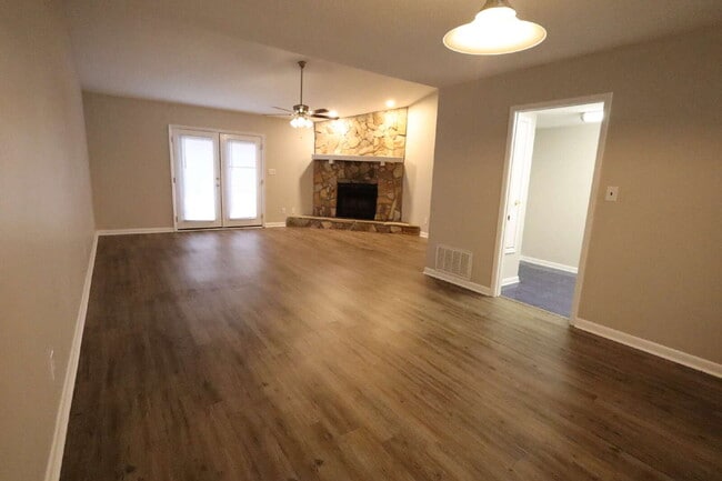 Photo - "Charming 2-Bed Townhouse with Cozy Fireplace in Prime Fort Walton Beach Location!" Unit 26