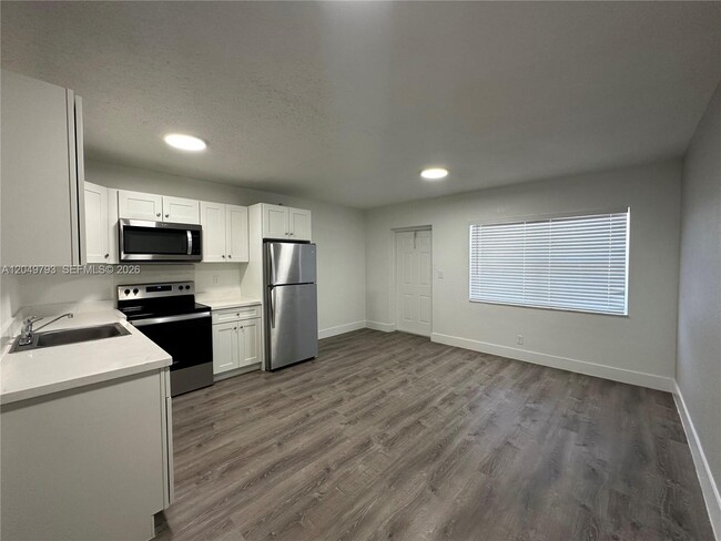 Photo - 3660 NE 11th Ave Unidad 3