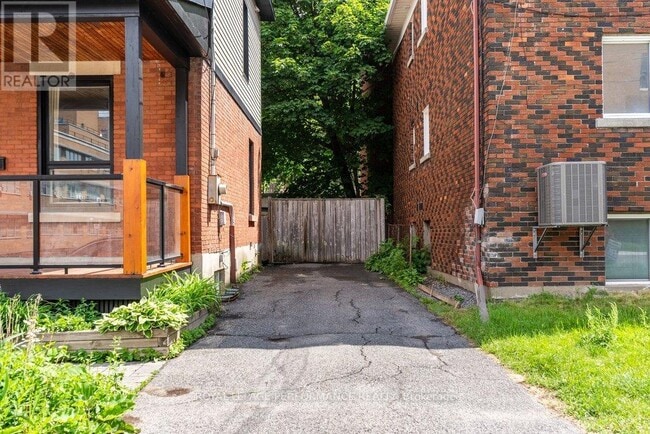 Photo - 313 Lebreton St S