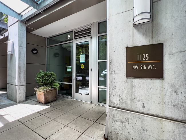 Building Photo - NW 1 Bed 1 Bath + a Den in the Pearl District! Includes W/D, Garage Parking and Storage! Unit 228