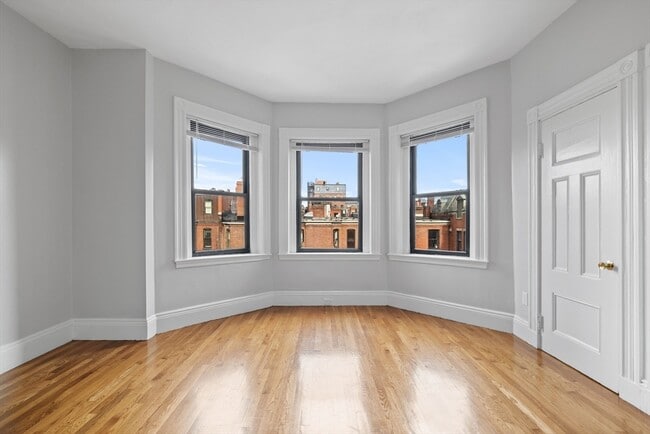 Photo - 907 Boylston St Apartments