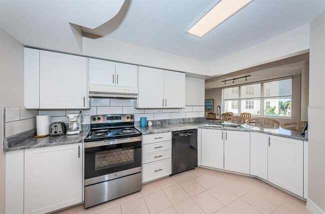 6061 Bahia Del Mar Cir Unit 448