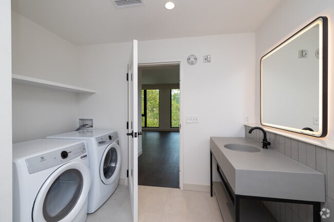 Studio - 527SF - C - Bathtroom - Artful Way