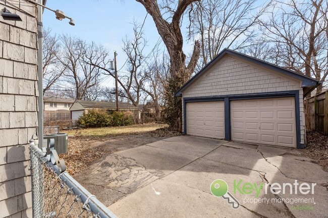 Photo - E Lewis St Duplex Unit 4117