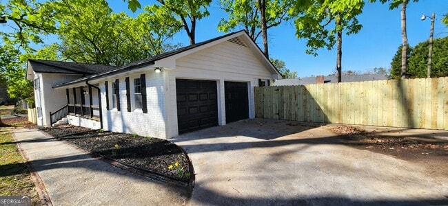 Photo - 1390 White Oak St SE
