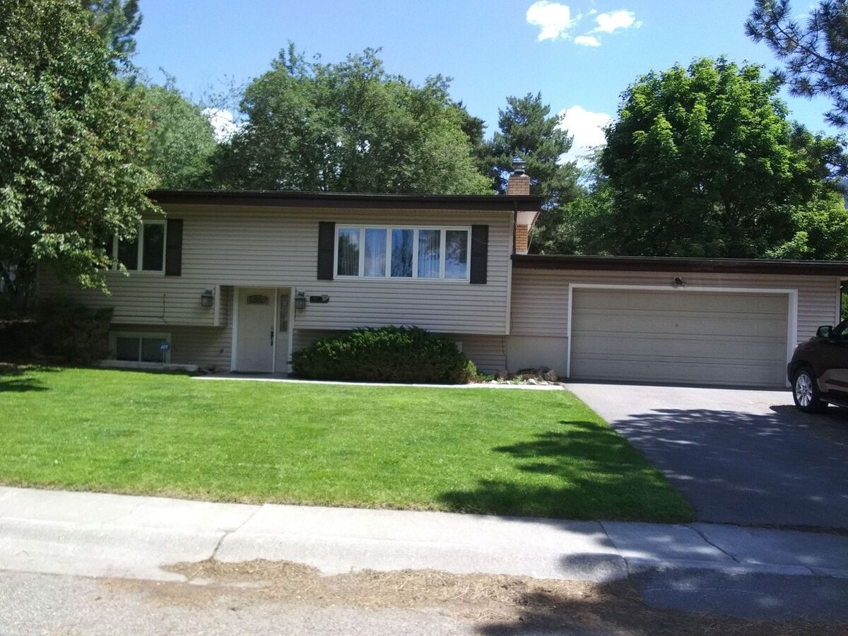 $2,395 / 4 BD Home in South Hills! - $2,395 / 4 BD Home in South Hills!