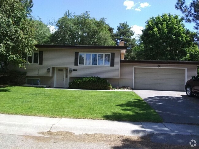 Building Photo - $2,395 / 4 BD Home in South Hills!